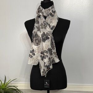 NWT Nouveaute Made In Italy White Tan Black Paisley Sacrf